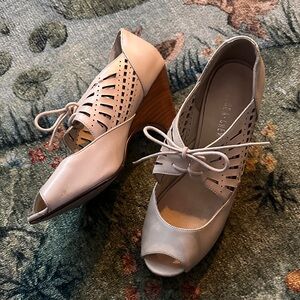 RETRO 1940s Elegant Cream Peep-Toe Heels